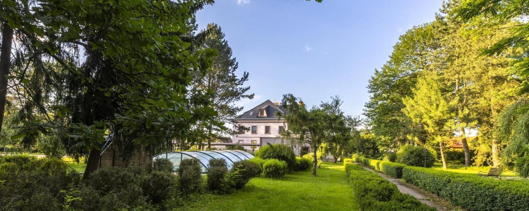 Hotel Zámeček Raspenava Exterior foto
